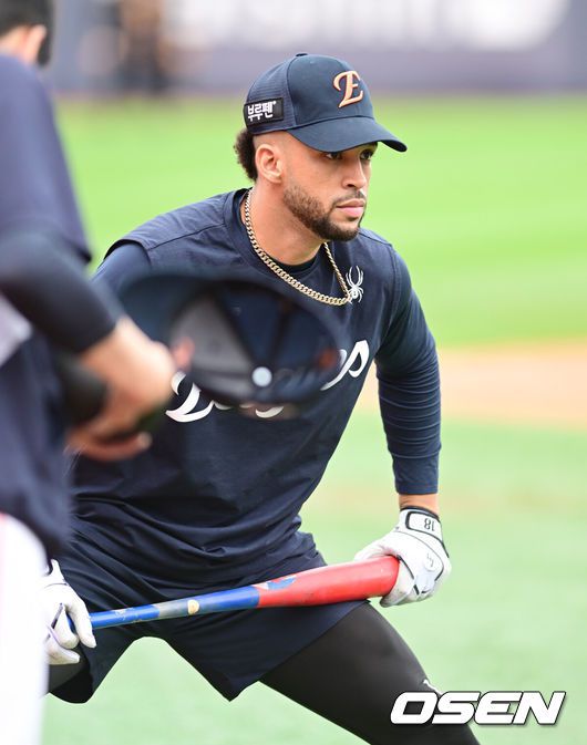 [OSEN=수원, 김성락 기자] 19일 오후 수원 KT위즈파크에서 ‘2025 신한 SOL Bank KBO리그’ KT 위즈와 한화 이글스의 경기가 열렸다.홈팀 KT는 헤이수스, 방문팀 한화는 와이스를 선발로 내세웠다.경기 시작에 앞서 한화 리베라토가 미소짓고 있다. 2025.07.19 / ksl0919@osen.co.kr