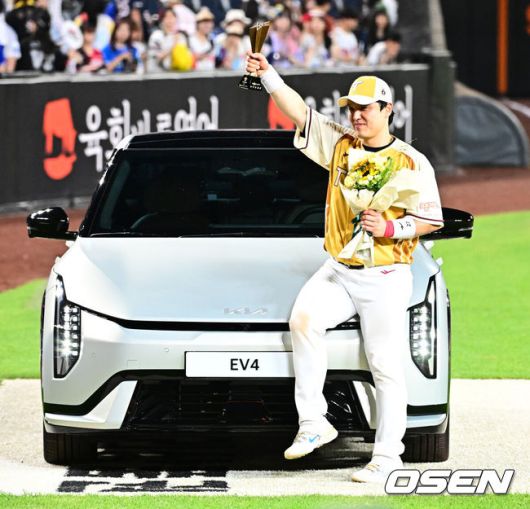 [OSEN=대전, 지형준 기자] ‘채이 아빠’ 박동원이 홈런 포함 3안타 3타점을폭발한 나눔 올스타가 4년 연속프로야구 올스타전에서 드림 올스타를 눌렀다.이범호 감독이 이끈 나눔 올스타(KIA·LG·한화·NC·키움)는 12일 대전 한화생명볼파크에서 열린 2025 신한 SOL Bank KBO 올스타전에서 드림 올스타(삼성·두산·KT·SSG·롯데)에 8-6으로 승리했다.미스터 올스타에 선정된 LG 박동원이 부상으로 받은 자동차 앞에서 포즈를 취하고 있다. 2025.07.12 / jpnews@osen.co.kr