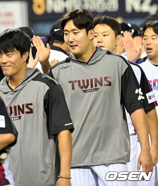 [OSEN=잠실, 민경훈 기자] 18일 오후 서울 잠실구장에서 ‘2025 신한 SOL BANK KBO리그’ LG 트윈스와 롯데 자이언츠의 경기가 열렸다.이 경기에서 LG는 롯데와 경기에서 2-1로 승리했다. 2위 LG는 3위 롯데와 간격을2경기 차이로 밀어냈다.LG 선발 손주영은 6이닝 7피안타 무사사구 3탈삼진 1실점으로 호투했다. 박동원이 동점 솔로 홈런, 이주헌이 역전 결승타를 터뜨렸다. 손주영에 이어 7회 이정용, 8회 김진성, 9회 유영찬이 1점 차 리드를 지켜냈다.경기를 마치고 LG 손주영이 코치진들과 하이파이브를 하고 있다. 2025.07.18 / rumi@osen.co.kr