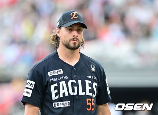 [OSEN=수원, 김성락 기자] 19일 오후 수원 KT위즈파크에서 ‘2025 신한 SOL Bank KBO리그’ KT 위즈와 한화 이글스의 경기가 열렸다.홈팀 KT는 헤이수스, 방문팀 한화는 와이스를 선발로 내세웠다.1회말 종료 후 한화 와이스가 더그아웃으로 이동하고 있다. 2025.07.19 / ksl0919@osen.co.kr