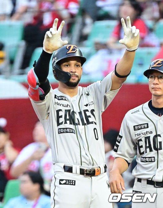 [OSEN=인천, 김성락 기자] 28일 인천 SSG랜더스필드에서 ‘2025 신한은행 SOL Bank KBO리그’ SSG 랜더스와 한화 이글스의 경기가 열렸다.이날 SSG는 앤더슨,한화는 폰세를 선발로 내세웠다. 8회초 무사 1루 한화 리베라토가 안타를 날리고 있다. 2025.06.28 /