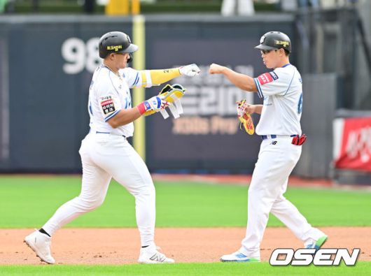 [OSEN=수원, 김성락 기자] 19일 오후 수원 KT위즈파크에서 ‘2025 신한 SOL Bank KBO리그’ KT 위즈와 한화 이글스의 경기가 열렸다.홈팀 KT는 헤이수스, 방문팀 한화는 와이스를 선발로 내세웠다.1회초 1사 1루 KT 안현민이 1타점 적시 2루타를 날린 뒤 박경수 코치와 하이파이브를 하고 있다. 2025.07.19 / ksl0919@osen.co.kr