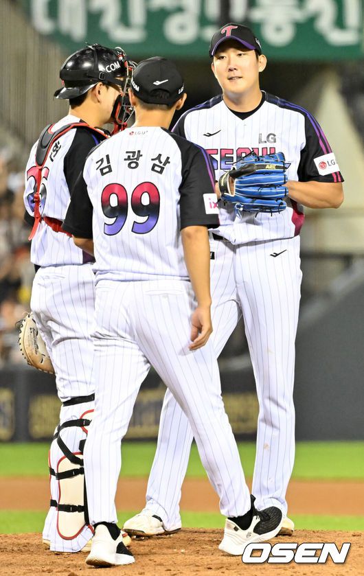 [OSEN=잠실, 민경훈 기자] 18일 오후 서울 잠실구장에서 ‘2025 신한 SOL BANK KBO리그’ LG 트윈스와 롯데 자이언츠의 경기가 열렸다.이날 경기에서 LG는 손주영을, 롯데는 감보아를 선발투수로 내세웠다.6회초 1사 주자 2루 롯데 전준우 타석에서 LG 선발 손주영이 김광삼 코치와 얘기를 나누고 있다. 2025.07.18 / rumi@osen.co.kr