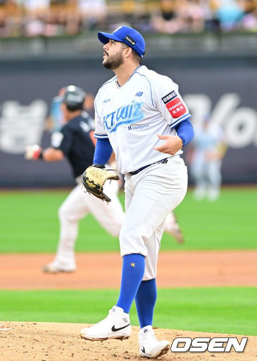 [OSEN=수원, 김성락 기자] 19일 오후 수원 KT위즈파크에서 ‘2025 신한 SOL Bank KBO리그’ KT 위즈와 한화 이글스의 경기가 열렸다.홈팀 KT는 헤이수스, 방문팀 한화는 와이스를 선발로 내세웠다.1회초 2사 1, 2루 KT 헤이수스가 한화 채은성에게 선취 2타점 적시 2루타를 허용, 아쉬워하고있다. 2025.07.19 / ksl0919@osen.co.kr