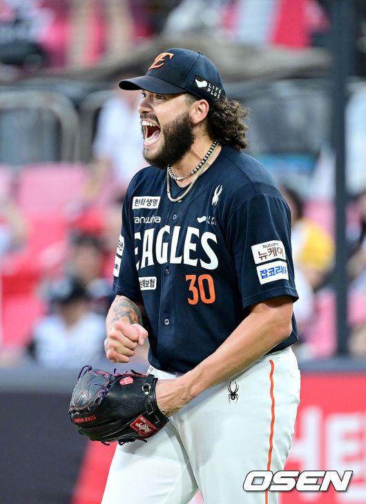 [OSEN=수원, 최규한 기자] 18일 수원 KT위즈파크에서 ‘2025 신한 SOL Bank KBO리그’ KT 위즈와 한화 이글스의 경기가 열렸다.홈팀 KT는 오원석, 방문팀 한화는 코디 폰세를 선발로 내세웠다.2회말 1사 주자없는 상황 KT 허경민의 내야 땅볼 때 한화 선발 코디 폰세가 3루수 노시환의 좋은 수비에 환호하고 있다. 2025.07.18 / dreamer@osen.co.kr