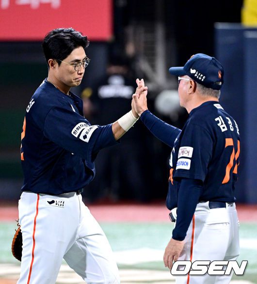 [OSEN=수원, 최규한 기자] 프로야구 한화 이글스가 18일 수원KT위즈파크에서 열린 2025 신한 SOL뱅크 KBO리그 KT 위즈와의 시즌 9차전에서 5-0으로 승리했다.후반기 첫 경기를 승리로 장식한 선두 한화는 최근 7연승, 원정경기 4연승을 달리며 시즌 53승 2무 33패를 기록했다. 반면 최근 3연승, 금요일 6연승이 좌절된 5위 KT는 45승 3무 42패가 됐다.한화 선발 폰세는 6이닝 2피안타 2사사구 8탈삼진 무실점 98구 위력투로 시즌 12승(무패)째를 챙겼다.경기를 마치고 한화 김경문 감독과 채은성이 인사를 나누고 있다. 2025.07.18 /