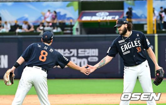 [OSEN=수원, 최규한 기자] 18일 수원 KT위즈파크에서 ‘2025 신한 SOL Bank KBO리그’ KT 위즈와 한화 이글스의 경기가 열렸다.홈팀 KT는 오원석, 방문팀 한화는 코디 폰세를 선발로 내세웠다.2회말 1사 주자없는 상황 KT 허경민의 내야 땅볼 타구를 처리한 한화 3루수 노시환과 선발 폰세가 인사를 나누고 있다. 2025.07.18 / dreamer@osen.co.kr