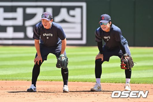[OSEN=부산, 이석우 기자] 29일 부산 사직야구장에서 2025 신한 SOL 뱅크 KBO 리그 롯데 자이언츠와 KT 위즈의 경기가 열린다. 홈팀 롯데는 박세웅이, 방문팀 KT는 쿠에바스가 선발 출전한다.롯데 자이언츠 박찬형과 한태양이 수비 훈련을 하고 있다. 2025.06.29 / foto0307@osen.co.kr