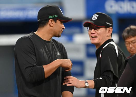 [OSEN=대구, 이석우 기자] 14일 대구삼성라이온즈파크에서 2025 신한 SOL 뱅크 KBO 리그 삼성 라이온즈와 KT 위즈의 경기가 열렸다. 홈팀 삼성은 후라도가, 방문팀 KT는 쿠에바스가 선발 출전했다. KT 위즈 쿠에바스가 삼성 라이온즈에 10-3으로 승리한 후 이강철 감독과 기쁨을 나누고 있다. 2025.06.14 / foto0307@osen.co.kr