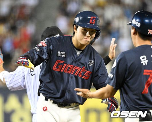 [OSEN=잠실, 이대선 기자] 19일 오후 서울 잠실야구장에서 2025 신한 SOL Bank KBO리그 LG 트윈스와 롯데 자이언츠의 경기가 열렸다.LG는 에르난데스, 롯데는 데이비슨을 선발 투수로 내세웠다.8회초 2사 만루에서 롯데 한태양이 우전 2타점 적시타를 치고 환호하고 있다.  2025.07.19 /sunday@osen.co.kr