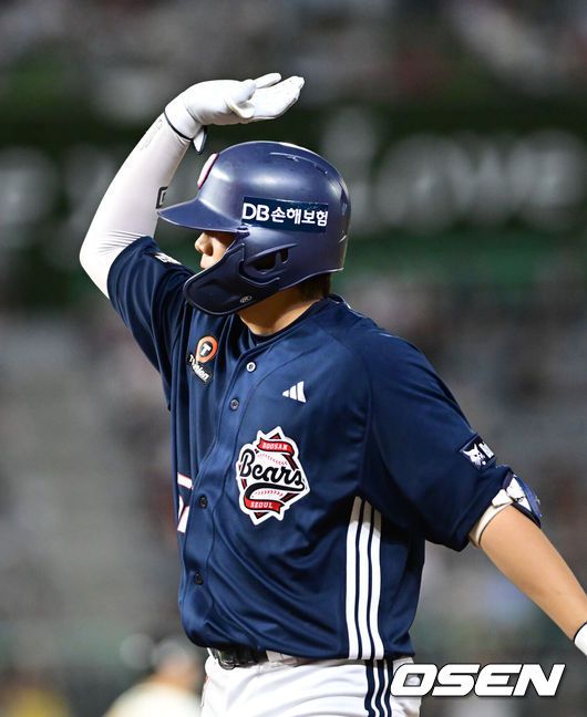 [OSEN=인천, 김성락 기자] 20일 인천 SSG랜더스필드에서 ‘2025 신한 SOL Bank KBO리그’ SSG 랜더스와 두산 베어스의 경기가 열렸다.SSG는 김광현, 두산은 곽빈을 선발로 내세웠다.9회초 2사 2루 두산 박준순이 역전 1타점 적시타를  날린 뒤 세리머니를 하고 있다. 2025.07.20 / ksl0919@osen.co.kr