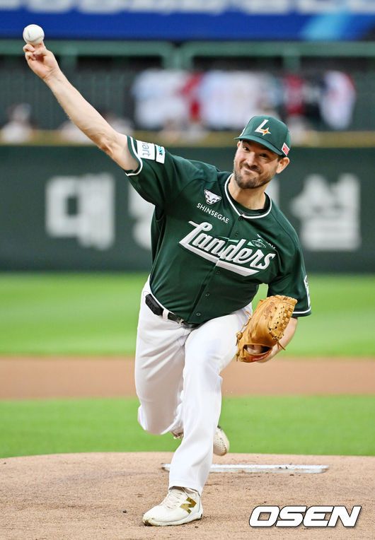 [OSEN=인천, 민경훈 기자] 19일 인천 SSG랜더스필드에서 ‘2025 신한 SOL Bank KBO리그’ SSG 랜더스와 두산 베어스의 경기가 열렸다.SSG는 드류 앤더슨, 두산은 콜어빈은 선발로 내세웠다.SSG 선발 앤더슨이 마운드 위에서 힘차게 공을 뿌리고 있다.. 2025.07.19 /rumi@osen.co.kr