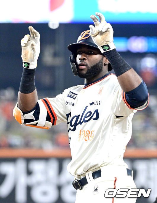 [OSEN=대전, 최규한 기자] 18일 오후 대전 한화생명 볼파크에서 ‘2025 신한 SOL Bank KBO리그’ 한화 이글스와 NC 다이노스의 경기가 열렸다.홈팀 한화는 엄상백, 방문팀 NC는 로건 앨런을 선발로 내세웠다.6회말 무사 선두타자로 나선 한화 플로리얼이 안타를 날리고 1루에 안착해 기뻐하고 있다. 2025.04.18 / dreamer@osen.co.kr