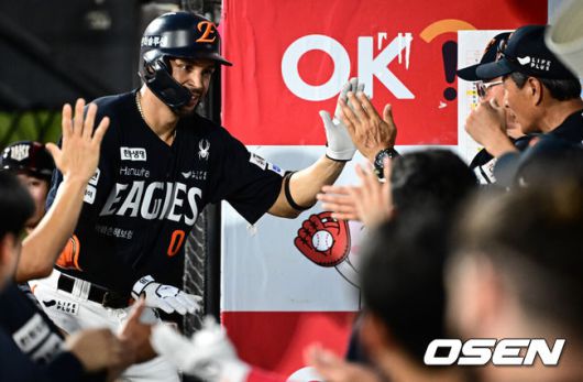 [OSEN=수원, 조은정 기자]20일 오후 수원 KT위즈파크에서 ‘2025 신한 SOL Bank KBO리그’ KT 위즈와 한화 이글스의 경기가 열렸다.홈팀 KT는 소형준, 방문팀 한화는 류현진을 선발로 내세웠다.7회초 2사 2루 한화 리베라토가 투런 홈런을 날린 뒤 김경문 감독과 하이파이브를 하고 있다. 2025.07.20 /cej@osen.co.kr