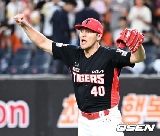 [OSEN=대전, 이대선 기자] 10일 오후 대전 한화생명볼파크에서 2025 신한 SOL Bank KBO리그 한화 이글스와 KIA 타이거즈의 경기가 열렸다.한화는 황준서, KIA는 네일을 선발로 내세웠다.5회말 2사 1,2루에서 KIA 네일이 한화 최인호에게 볼넷을 허용했다. 포수 김태군이 베이스에 발이 떨어져 있는 3루주자 유로결을 견제사 아웃 처리하자 네일이 환호하고 있다. 2025.07.10 /sunday@osen.co.kr