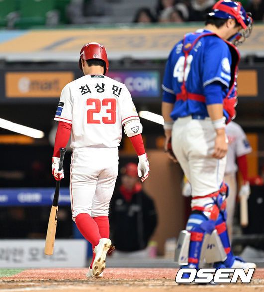 [OSEN=인천, 이대선 기자] 29일 오후 인천 SSG랜더스필드에서 2025 신한 SOL Bank KBO리그 SSG 랜더스와 삼성 라이온즈 경기가 열렸다.SSG는 미치 화이트, 삼성은 최원태를 선발 투수로 내세웠다.8회말 무사 1,2루에서 SSG 최상민이 삼진으로 물러나고 있다. 2025.04.29 /sunday@osen.co.kr