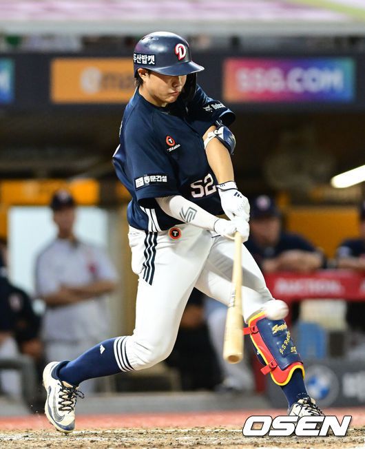 [OSEN=인천, 김성락 기자] 20일 인천 SSG랜더스필드에서 ‘2025 신한 SOL Bank KBO리그’ SSG 랜더스와 두산 베어스의 경기가 열렸다.SSG는 김광현, 두산은 곽빈을 선발로 내세웠다.9회초 2사 2루 두산 박준순이 역전 1타점 적시타를 날리고 있다. 2025.07.20 / ksl0919@osen.co.kr