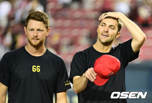 [OSEN=잠실, 지형준 기자] 프로야구KIA가LG 상대로 스윕에 성공하며 4연승을 이어갔다.KIA는18일 서울 잠실구장에서 열린 2024 KBO리그 LG와 경기에서 4-0으로 승리했다. KIA는 LG와 주말 3연전을 싹쓸이 승리했다.KIA 선발투수 네일은 6이닝 3피안타 1볼넷 3탈삼진 무실점으로 승리 투수가 됐다. 시즌 11승째로 다승 공동 1위가 됐다.KIA 라우어, 네일이 승리를 기뻐하고 있다. 2024.08.18 / jpnews@osen.co.kr