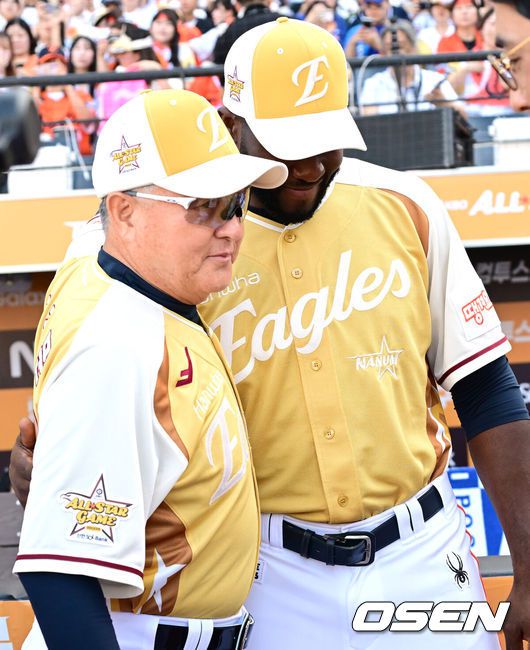 [OSEN=대전, 최규한 기자] 12일 오후 대전 한화생명볼파크에서 ‘2025 신한 SOL Bank KBO리그’ 올스타전이 열렸다.KBO 올스타전 경기는 드림 올스타와 나눔올스타 대표로 나선 총 30명의 선수가 치열한 승부를 펼친다.경기를 앞두고 한화 김경문 감독이 플로리얼과 인사를 나누고 있다. 2025.07.12 / dreamer@osen.co.kr