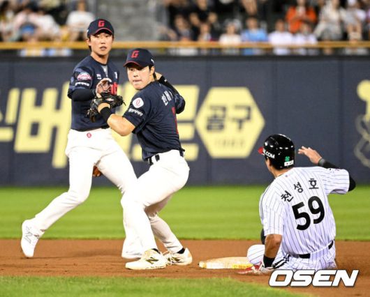 [OSEN=잠실, 이대선 기자] 19일 오후 서울 잠실야구장에서 2025 신한 SOL Bank KBO리그 LG 트윈스와 롯데 자이언츠의 경기가 열렸다.LG는 에르난데스, 롯데는 데이비슨을 선발 투수로 내세웠다.7회말 1사 1루에서 LG 신민재 땅볼 때 롯데 한태양이 1루주자 천성호를 포스아웃 처리하고 있다.  2025.07.19 /sunday@osen.co.kr