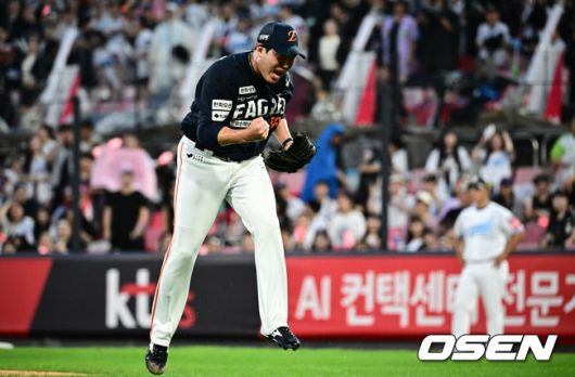 [OSEN=수원, 조은정 기자]20일 오후 수원 KT위즈파크에서 ‘2025 신한 SOL Bank KBO리그’ KT 위즈와 한화 이글스의 경기가 열렸다.홈팀 KT는 소형준, 방문팀 한화는 류현진을 선발로 내세웠다.6회말 2사 만루에서 한화 박상원이 KT 허경민을 삼진으로 돌려세운 뒤 포효하고 있다. 2025.07.20 /cej@osen.co.kr