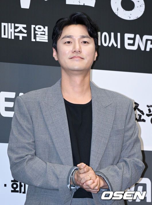 [OSEN=조은정 기자]ENA 새 월화드라마 ‘아이쇼핑’ 제작발표회가 21일 서울 마포구 상암 스탠드포드 호텔에서 열렸다.‘아이쇼핑’은 양부모에게 버려진 후, 죽음의 문턱에서 가까스로 살아남은 아이들의 처절한 생존과 복수를 그린 액션 스릴러다. ‘아이를 사고파는 불법 입양 시장’과 ‘마음에 들지 않으면 환불 가능한 아이들’이라는 파격적인 설정, 그리고 염정아부터 첫 드라마에 도전하는 김진영까지 세대를 아우르는 연기 시너지가 더해졌다.배우 최영준이 포즈를 취하고 있다. 2025.07.21 /cej@osen.co.kr