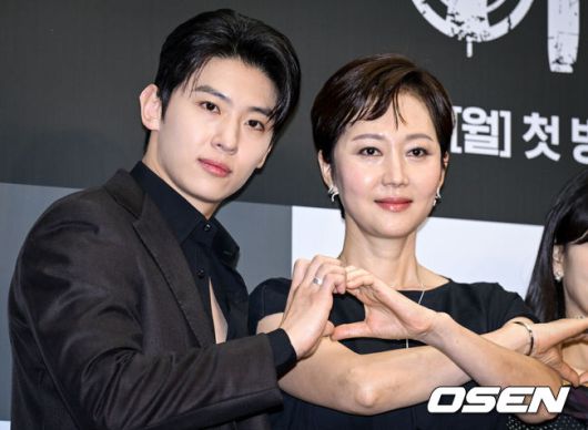 [OSEN=조은정 기자]ENA 새 월화드라마 ‘아이쇼핑’ 제작발표회가 21일 서울 마포구 상암 스탠드포드 호텔에서 열렸다.‘아이쇼핑’은 양부모에게 버려진 후, 죽음의 문턱에서 가까스로 살아남은 아이들의 처절한 생존과 복수를 그린 액션 스릴러다. ‘아이를 사고파는 불법 입양 시장’과 ‘마음에 들지 않으면 환불 가능한 아이들’이라는 파격적인 설정, 그리고 염정아부터 첫 드라마에 도전하는 김진영까지 세대를 아우르는 연기 시너지가 더해졌다.배우 김진영, 염정아가 포즈를 취하고 있다. 2025.07.21 /cej@osen.co.kr