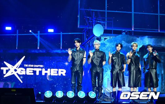[OSEN=최규한 기자] 그룹 투모로우바이투게더(수빈, 연준, 범규, 태현, 휴닝카이)가 21일 오후 서울 회기동 경희대학교 평화의 전당에서 정규 4집 ‘별의 장: TOGETHER’ 발매 쇼케이스를 가졌다.타이틀곡 ‘Beautiful Strangers’는 트랩(Trap) 리듬의 힙합(Hip hop) 장르 곡으로 감미로운 멜로디와 폭발적인 반주가 대비를 이룬다. 투모로우바이투게더는 이 곡을 통해 네게 받은 힘으로 성장하는 ‘나’와 별나서 더 아름다운 ‘우리’의 이야기를 그린다.TXT 멤버들이 포토타임을 하고 있다. 2025.07.21 / dreamer@osen.co.kr