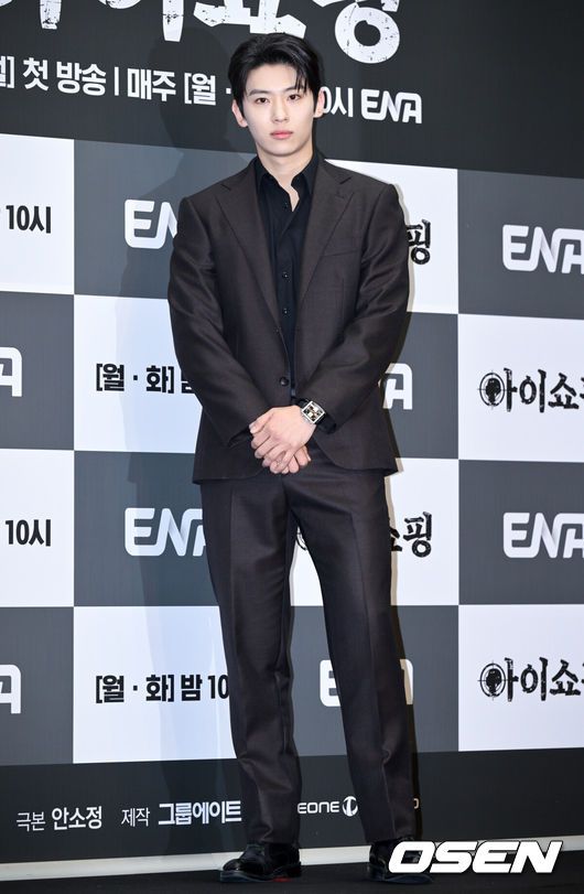 [OSEN=조은정 기자]ENA 새 월화드라마 ‘아이쇼핑’ 제작발표회가 21일 서울 마포구 상암 스탠드포드 호텔에서 열렸다.‘아이쇼핑’은 양부모에게 버려진 후, 죽음의 문턱에서 가까스로 살아남은 아이들의 처절한 생존과 복수를 그린 액션 스릴러다. ‘아이를 사고파는 불법 입양 시장’과 ‘마음에 들지 않으면 환불 가능한 아이들’이라는 파격적인 설정, 그리고 염정아부터 첫 드라마에 도전하는 김진영까지 세대를 아우르는 연기 시너지가 더해졌다.배우 김진영(덱스)이 포즈를 취하고 있다. 2025.07.21 /cej@osen.co.kr