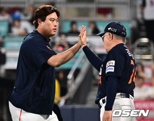 [OSEN=수원, 조은정 기자] 프로야구 한화 이글스는 20일 수원KT위즈파크에서 열린 2025 신한 SOL뱅크 KBO리그 KT 위즈와의 시즌 11차전에서 10-0으로 승리했다.한화 류현진이 김경문 감독과 승리 하이파이브를 하고 있다.  2025.07.20 /cej@osen.co.kr