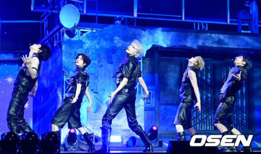 [OSEN=최규한 기자] 그룹 투모로우바이투게더(수빈, 연준, 범규, 태현, 휴닝카이)가 21일 오후 서울 회기동 경희대학교 평화의 전당에서 정규 4집 ‘별의 장: TOGETHER’ 발매 쇼케이스를 가졌다.타이틀곡 ‘Beautiful Strangers’는 트랩(Trap) 리듬의 힙합(Hip hop) 장르 곡으로 감미로운 멜로디와 폭발적인 반주가 대비를 이룬다. 투모로우바이투게더는 이 곡을 통해 네게 받은 힘으로 성장하는 ‘나’와 별나서 더 아름다운 ‘우리’의 이야기를 그린다.TXT 멤버들이 타이틀곡 무대를 펼치고 있다. 2025.07.21 / dreamer@osen.co.kr