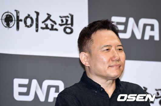 [OSEN=조은정 기자]ENA 새 월화드라마 ‘아이쇼핑’ 제작발표회가 21일 서울 마포구 상암 스탠드포드 호텔에서 열렸다.‘아이쇼핑’은 양부모에게 버려진 후, 죽음의 문턱에서 가까스로 살아남은 아이들의 처절한 생존과 복수를 그린 액션 스릴러다. ‘아이를 사고파는 불법 입양 시장’과 ‘마음에 들지 않으면 환불 가능한 아이들’이라는 파격적인 설정, 그리고 염정아부터 첫 드라마에 도전하는 김진영까지 세대를 아우르는 연기 시너지가 더해졌다.감독 오기환이 포즈를 취하고 있다. 2025.07.21 /cej@osen.co.kr