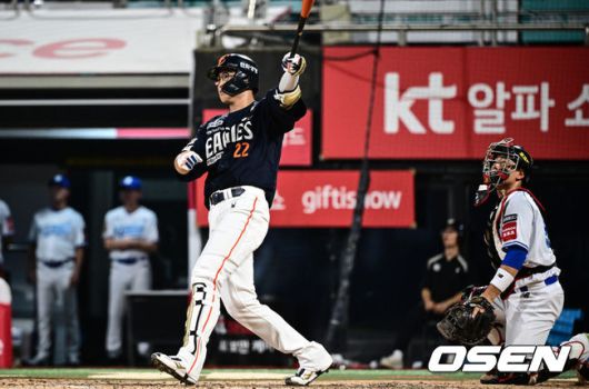 [OSEN=수원, 조은정 기자]20일 오후 수원 KT위즈파크에서 ‘2025 신한 SOL Bank KBO리그’ KT 위즈와 한화 이글스의 경기가 열렸다.홈팀 KT는 소형준, 방문팀 한화는 류현진을 선발로 내세웠다.9회초 무사 만루 한화 채은성이 만루 홈런을 날리고 있다. 2025.07.20 /cej@osen.co.kr