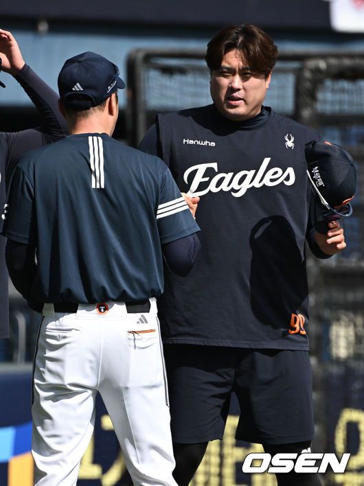 [OSEN=잠실, 조은정 기자]22일 오후 서울 잠실야구장에서 2025 신한 SOL Bank KBO리그 두산 베어스와 한화 이글스의 경기가 열린다.이날 두산은 잭로그, 한화는 문동주를 선발로 내세웠다.한화 류현진이 두산 조성환 감독대행과 인사를 나누고 있다. 2025.07.22 /cej@osen.co.kr