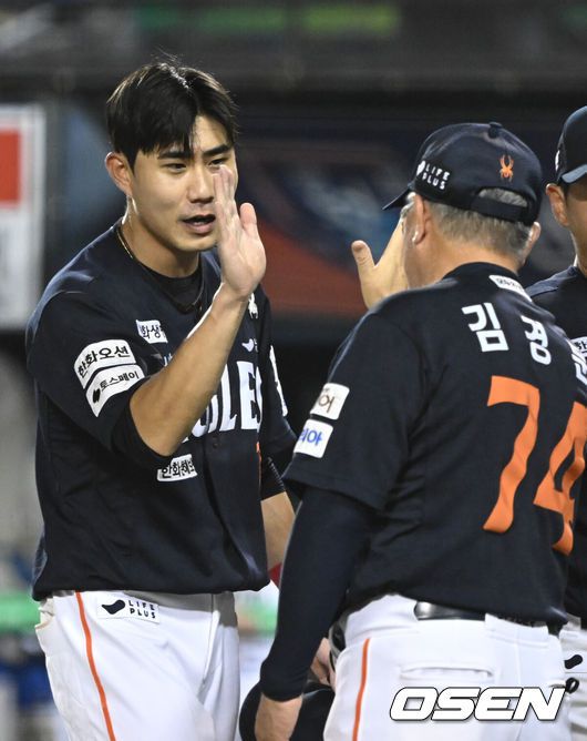 [OSEN=잠실, 조은정 기자]‘절대 1강’ 한화가 시즌 두 번째 10연승을 해내며 1985년삼성 라이온즈를 소환했다.프로야구 한화 이글스는 22일 서울 잠실구장에서 열린 2025 신한 SOL뱅크 KBO리그 두산 베어스와의 시즌 10차전에서 2-1로 승리했다.심우준이 김경문 감독과 승리를 기뻐하고 있다. 2025.07.22 /cej@osen.co.kr