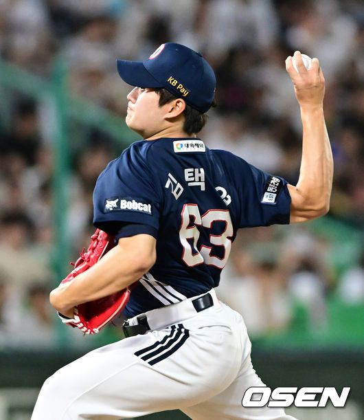 [OSEN=인천, 김성락 기자] 20일 인천 SSG랜더스필드에서 ‘2025 신한 SOL Bank KBO리그’ SSG 랜더스와 두산 베어스의 경기가 열렸다.SSG는 김광현, 두산은 곽빈을 선발로 내세웠다.8회말 두산 김택연이 마운드에 올라 힘차게 공을 뿌리고 있다.  2025.07.20 / ksl0919@osen.co.kr