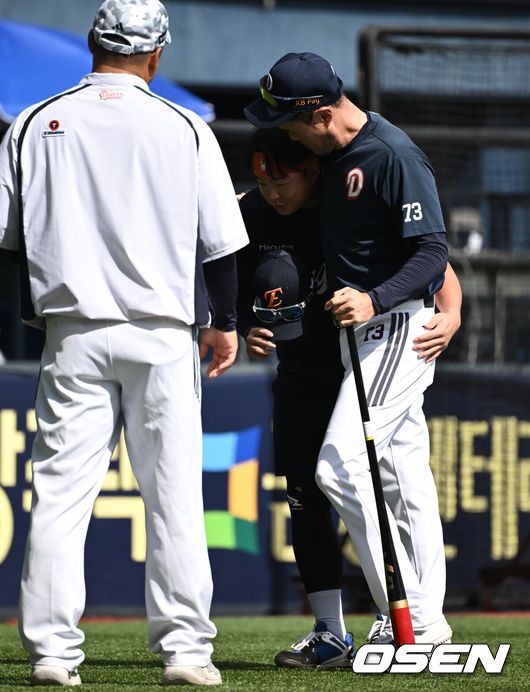[OSEN=잠실, 조은정 기자]22일 오후 서울 잠실야구장에서 2025 신한 SOL Bank KBO리그 두산 베어스와 한화 이글스의 경기가 열린다.이날 두산은 잭로그, 한화는 문동주를 선발로 내세웠다.한화 이도윤이 두산 조성환 감독대행과 인사를 나누고 있다. 2025.07.22 /cej@osen.co.kr