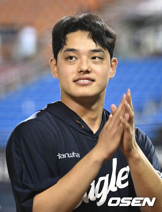 [OSEN=잠실, 조은정 기자]‘절대 1강’ 한화가 시즌 두 번째 10연승을 해내며 1985년삼성 라이온즈를 소환했다.프로야구 한화 이글스는 22일 서울 잠실구장에서 열린 2025 신한 SOL뱅크 KBO리그 두산 베어스와의 시즌 10차전에서 2-1로 승리했다.문동주가 관중들을 향해 박수를 보내고 있다. 2025.07.22 /cej@osen.co.kr