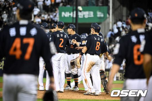 [OSEN=잠실, 조은정 기자]‘절대 1강’ 한화가 시즌 두 번째 10연승을 해내며 1985년삼성 라이온즈를 소환했다.프로야구 한화 이글스는 22일 서울 잠실구장에서 열린 2025 신한 SOL뱅크 KBO리그 두산 베어스와의 시즌 10차전에서 2-1로 승리했다.2025.07.22 /