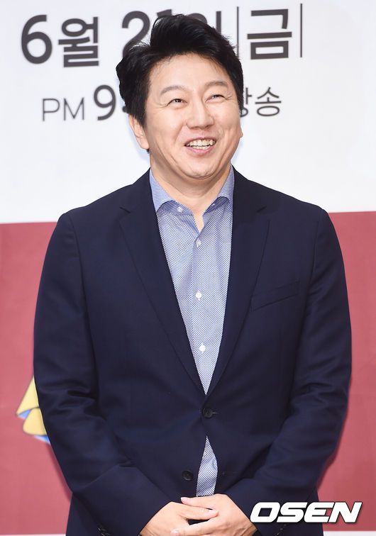 [OSEN=박준형 기자] 21일 서울 신도림 라마다 호텔에서 KBS2 새 예능프로그램 '으라차차 만수로' 제작발표회가 진행됐다.'으라차차 만수로'는 배우 김수로가 새로운 꿈을 향해 영국 축구 13부 리그 첼시로버스를 인수해 '구단주'의 꿈을 펼치는 과정을 담았다. 오늘(21일) 첫 방송.김수로가 미소 짓고 있다. / soul1014@osen.co.kr