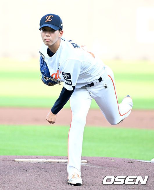 [OSEN=대전, 이대선 기자] 10일 오후 대전 한화생명볼파크에서 2025 신한 SOL Bank KBO리그 한화 이글스와 KIA 타이거즈의 경기가 열렸다.한화는 황준서, KIA는 네일을 선발로 내세웠다.1회초 무사에서 한화 선발투수 황준서가 역투하고 있다. 2025.07.10 /sunday@osen.co.kr