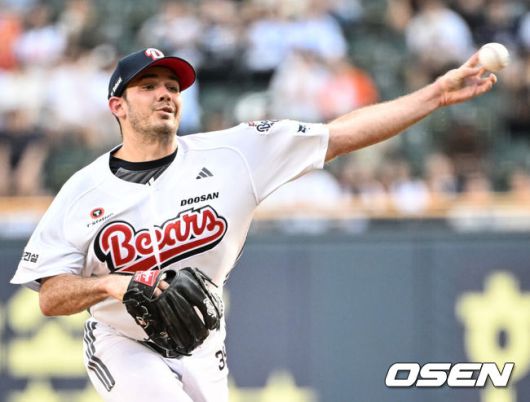 [OSEN=잠실, 조은정 기자]22일 오후 서울 잠실야구장에서 2025 신한 SOL Bank KBO리그 두산 베어스와 한화 이글스의 경기가 열렸다.이날 두산은 잭로그, 한화는 문동주를 선발로 내세웠다.1회초 두산 선발 잭로그가 역투하고 있다. 2025.07.22 /cej@osen.co.kr