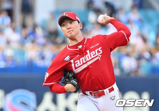 [OSEN=대구, 이석우 기자] 23일 대구삼성라이온즈파크에서 2025 신한 SOL 뱅크 KBO 리그 삼성 라이온즈와 SSG 랜더스의 경기가 열렸다. 홈팀 삼성은 가라비토가, 방문팀 SSG는 김건우가 선발 출전했다. SSG 랜더스 선발 투수 김건우가 역투하고 있다. 2025.07.23 / foto0307@osen.co.kr