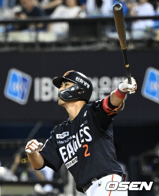 [OSEN=잠실, 조은정 기자]22일 오후 서울 잠실야구장에서 2025 신한 SOL Bank KBO리그 두산 베어스와 한화 이글스의 경기가 열렸다.이날 두산은 잭로그, 한화는 문동주를 선발로 내세웠다.9회초 2사 한화 심우준이 솔로 홈런을 날리고 있다. 2025.07.22 /cej@osen.co.kr