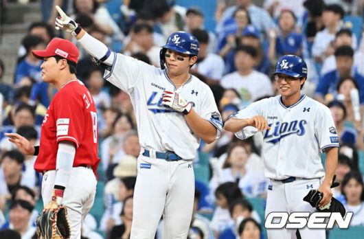 [OSEN=대구, 이석우 기자] 23일 대구삼성라이온즈파크에서 2025 신한 SOL 뱅크 KBO 리그 삼성 라이온즈와 SSG 랜더스의 경기가 열렸다. 홈팀 삼성은 가라비토가, 방문팀 SSG는 김건우가 선발 출전했다. 삼성 라이온즈 김영웅이 3회말 2사 3루 우익수 앞 1타점 안타를 치고 세리머니를 하고 있다. 2025.07.23 / foto0307@osen.co.kr