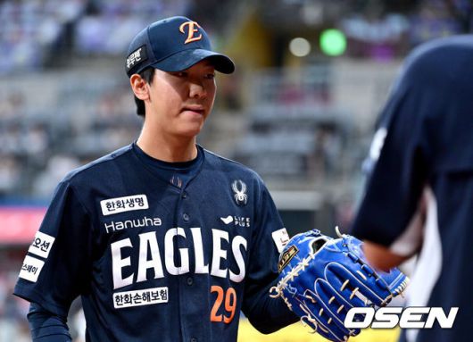 [OSEN=고척, 최규한 기자] 5일 서울 고척스카이돔에서 ‘2025 신한 SOL Bank KBO리그’ 키움 히어로즈와 한화 이글스의 경기가 열렸다.홈팀 키움은 라클란 웰스, 방문팀 한화는 류현진을 선발로 내세웠다.7회말 키움 공격을 삼자범퇴로 막아낸 한화 황준서가 더그아웃으로 향하며 동료들과 인사를 나누고 있다. 2025.07.05 /