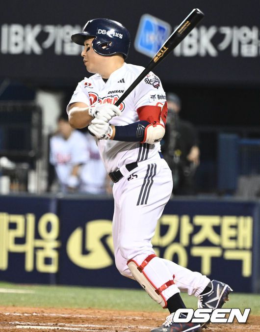 [OSEN=잠실, 조은정 기자]22일 오후 서울 잠실야구장에서 2025 신한 SOL Bank KBO리그 두산 베어스와 한화 이글스의 경기가 열렸다.이날 두산은 잭로그, 한화는 문동주를 선발로 내세웠다.9회말 1사 3루 두산 양의지가 적시타를 날리고 있다. 2025.07.22 /cej@osen.co.kr