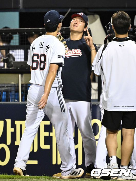 [OSEN=잠실, 조은정 기자]23일 오후 서울 잠실야구장에서 2025 신한 SOL Bank KBO리그 두산 베어스와 한화 이글스의 경기가 열렸다.이날 두산은 최민석, 한화는 황준서를 선발로 내세웠다.5회초 이닝을 마친 두산 최민석이 곽빈의 환영을 받고 있다. 2025.07.23 /cej@osen.co.kr