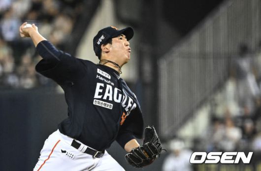 [OSEN=잠실, 조은정 기자]24일 오후 서울 잠실야구장에서 2025 신한 SOL Bank KBO리그 두산 베어스와 한화 이글스의 경기가 열렸다.이날 두산은 최승용, 한화는 폰세를 선발로 내세웠다.7회말 한화 박상원이 역투하고 있다. 2025.07.24 /cej@osen.co.kr