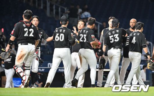 [OSEN=창원, 이석우 기자] 24일 창원NC파크에서 2025 신한 SOL 뱅크 KBO 리그 NC 다이노스와 KT 위즈의 경기가 열렸다. 홈팀 NC는 목지훈이, 방문팀 KT는 배제성이 선발 출전했다. KT 위즈 선수들이 NC 다이노스에 5-4로 승리한 후 기쁨을 나누고 있다. 2025.07.24 / foto0307@osen.co.kr